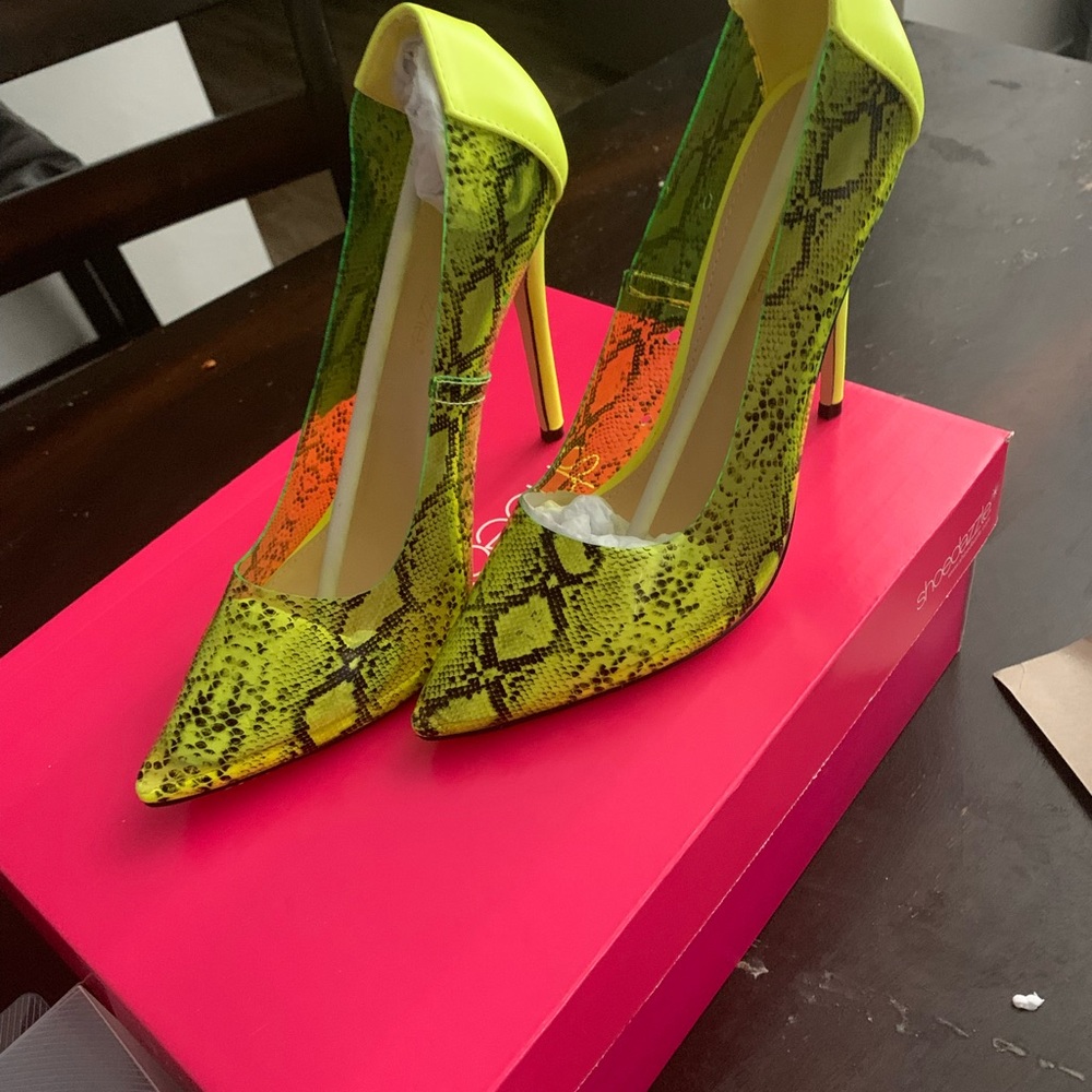 A Neon -Yellow unique pair of heels from Shoe Dazzle Size 8